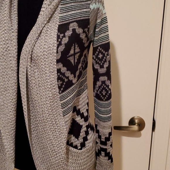 Beautiful Gray/Black/Green RUE21 Sweater Sz XS - Picture 3 of 7